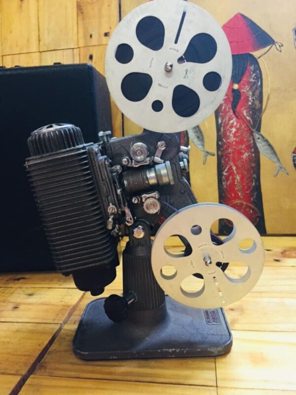 máy chiếu phim cổ Revere 8mm của Mỹ
